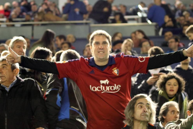 Imágenes del búscate en la grada del Osasuna-Zaragoza