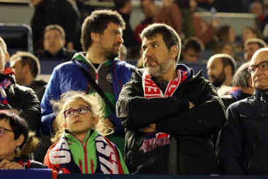Imágenes del búscate en la grada del Osasuna-Zaragoza