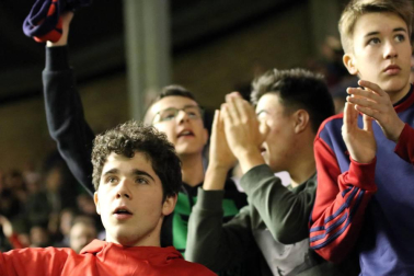 Imágenes del búscate en la grada del Osasuna-Zaragoza