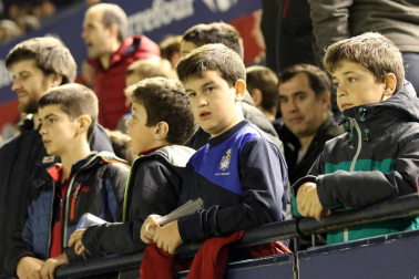 Imágenes del búscate en la grada del Osasuna-Zaragoza