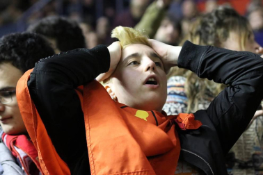 Imágenes del búscate en la grada del Osasuna-Zaragoza