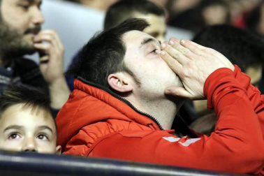 Imágenes del búscate en la grada del Osasuna-Zaragoza