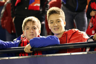 Imágenes del búscate en la grada del Osasuna-Zaragoza
