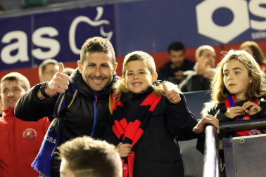 Imágenes del búscate en la grada del Osasuna-Zaragoza