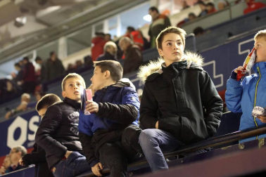 Imágenes del búscate en la grada del Osasuna-Zaragoza