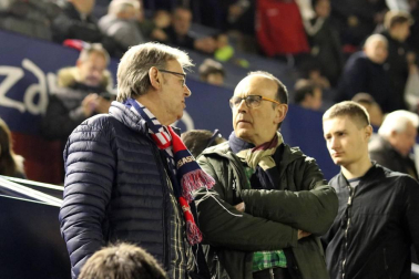 Imágenes del búscate en la grada del Osasuna-Zaragoza