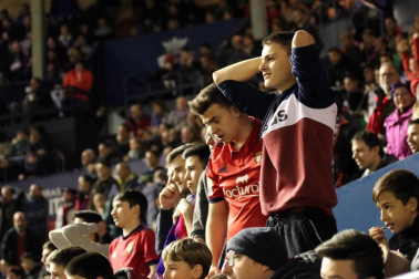 Imágenes del búscate en la grada del Osasuna-Zaragoza