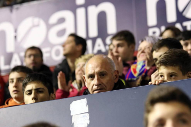 Imágenes del búscate en la grada del Osasuna-Zaragoza