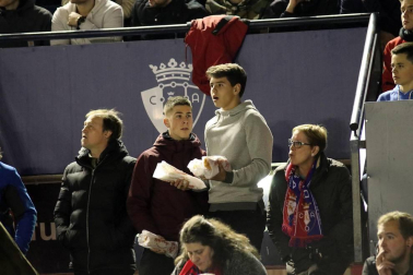 Imágenes del búscate en la grada del Osasuna-Zaragoza