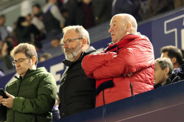 Imágenes del búscate en la grada del Osasuna-Zaragoza