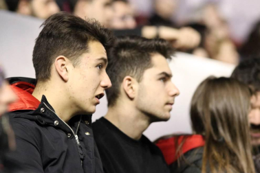 Imágenes del búscate en la grada del Osasuna-Zaragoza