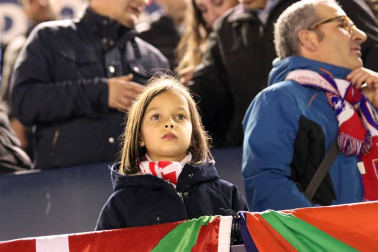 Imágenes del búscate en la grada del Osasuna-Zaragoza