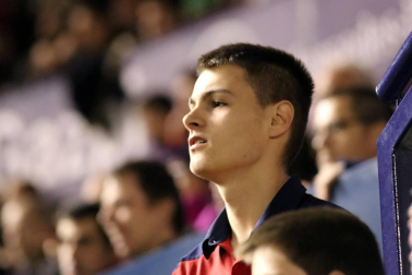 Imágenes del búscate en la grada del Osasuna-Zaragoza