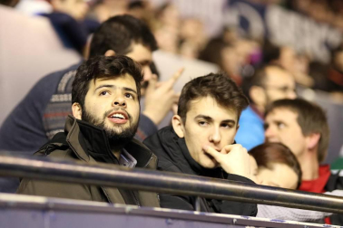 Imágenes del búscate en la grada del Osasuna-Zaragoza