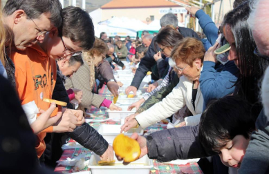 Arróniz repitió este domingo, 24 de febrero, a las puertas de su Trujal Mendía el poder de convocatoria de su fiesta del aceite. Más de 10.000 paladares saborearon la primera cata de la campaña, que colocará en el mercado casi dos millones de litros.
