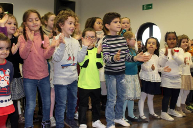 Arróniz repitió este domingo, 24 de febrero, a las puertas de su Trujal Mendía el poder de convocatoria de su fiesta del aceite. Más de 10.000 paladares saborearon la primera cata de la campaña, que colocará en el mercado casi dos millones de litros.