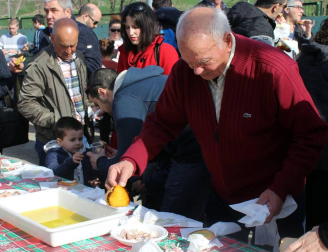 Arróniz repitió este domingo, 24 de febrero, a las puertas de su Trujal Mendía el poder de convocatoria de su fiesta del aceite. Más de 10.000 paladares saborearon la primera cata de la campaña, que colocará en el mercado casi dos millones de litros.