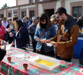 Arróniz repitió este domingo, 24 de febrero, a las puertas de su Trujal Mendía el poder de convocatoria de su fiesta del aceite. Más de 10.000 paladares saborearon la primera cata de la campaña, que colocará en el mercado casi dos millones de litros.
