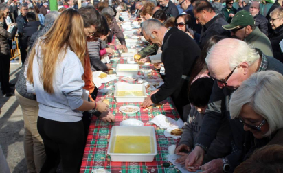 Arróniz repitió este domingo, 24 de febrero, a las puertas de su Trujal Mendía el poder de convocatoria de su fiesta del aceite. Más de 10.000 paladares saborearon la primera cata de la campaña, que colocará en el mercado casi dos millones de litros.