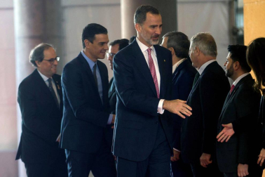 El Rey y Sánchez abren el Mobile con Torra, que evita la foto en el stand español