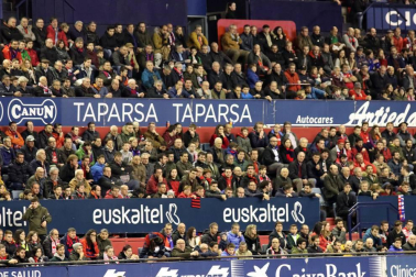 Imágenes del búscate en la grada del Osasuna-Zaragoza