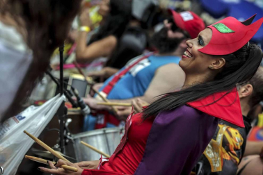 Disfraces tradicionales, bailes, carrozas por tierra y agua... Así están viviendo varias ciudades de Europa y América sus Carnavales