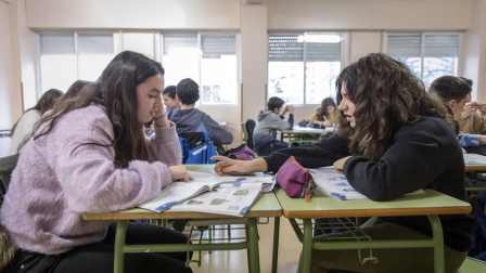 Alumnado del IES Basoko durante un día de clase.