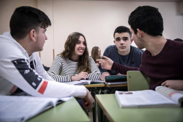 Alumnado del IES Basoko durante un día de clase.