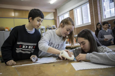 Alumnado del IES Basoko durante un día de clase.