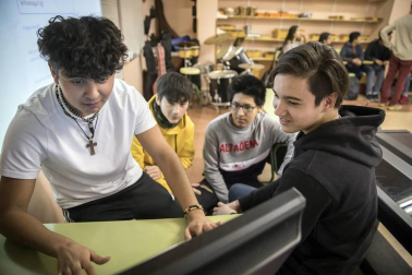 Alumnado del IES Basoko durante un día de clase.