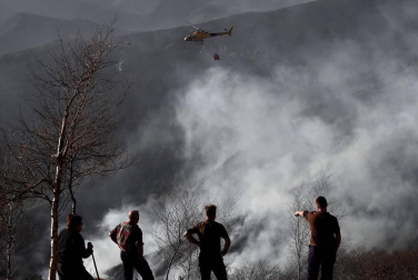 Dos helicópteros y un avión trabajan en el control de las llamas del incendio que afecta a una zona boscosa de Goizueta.