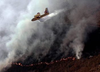 Dos helicópteros y un avión trabajan en el control de las llamas del incendio que afecta a una zona boscosa de Goizueta.