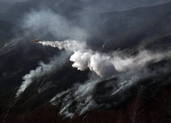 Dos helicópteros y un avión trabajan en el control de las llamas del incendio que afecta a una zona boscosa de Goizueta.