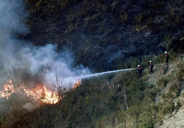 Dos helicópteros y un avión trabajan en el control de las llamas del incendio que afecta a una zona boscosa de Goizueta.