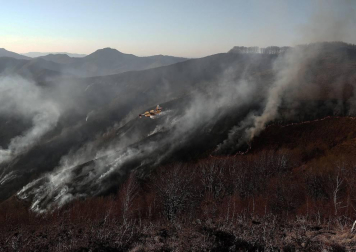 Dos helicópteros y un avión trabajan en el control de las llamas del incendio que afecta a una zona boscosa de Goizueta.