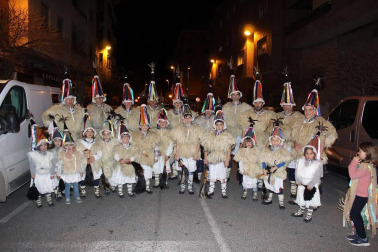 El pasado fin de semana Huarte celebró sus fiestas de Carnaval. La cámara de ¡Click! se acercó la tarde del sábado para disfrutar con los vecinos de la kalejira, que partió desde San Esteban y contó con la participación de los grupos culturales de Huarte. Los personajes propios de esta localidad -Tipulón, minervas y kemakulos- junto a los txatxos y el zanpantzar, convirtieron la jornada en una auténtica fiesta en la calle.