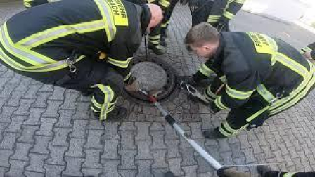 Siete bomberos para rescatar a una rata gorda atrapada en la tapa de una alcantarilla