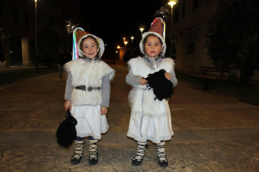 El pasado fin de semana Huarte celebró sus fiestas de Carnaval. La cámara de ¡Click! se acercó la tarde del sábado para disfrutar con los vecinos de la kalejira, que partió desde San Esteban y contó con la participación de los grupos culturales de Huarte. Los personajes propios de esta localidad -Tipulón, minervas y kemakulos- junto a los txatxos y el zanpantzar, convirtieron la jornada en una auténtica fiesta en la calle.