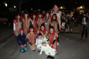 El pasado fin de semana Huarte celebró sus fiestas de Carnaval. La cámara de ¡Click! se acercó la tarde del sábado para disfrutar con los vecinos de la kalejira, que partió desde San Esteban y contó con la participación de los grupos culturales de Huarte. Los personajes propios de esta localidad -Tipulón, minervas y kemakulos- junto a los txatxos y el zanpantzar, convirtieron la jornada en una auténtica fiesta en la calle.