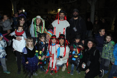 El pasado fin de semana Huarte celebró sus fiestas de Carnaval. La cámara de ¡Click! se acercó la tarde del sábado para disfrutar con los vecinos de la kalejira, que partió desde San Esteban y contó con la participación de los grupos culturales de Huarte. Los personajes propios de esta localidad -Tipulón, minervas y kemakulos- junto a los txatxos y el zanpantzar, convirtieron la jornada en una auténtica fiesta en la calle.