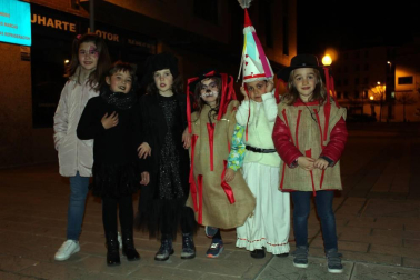 El pasado fin de semana Huarte celebró sus fiestas de Carnaval. La cámara de ¡Click! se acercó la tarde del sábado para disfrutar con los vecinos de la kalejira, que partió desde San Esteban y contó con la participación de los grupos culturales de Huarte. Los personajes propios de esta localidad -Tipulón, minervas y kemakulos- junto a los txatxos y el zanpantzar, convirtieron la jornada en una auténtica fiesta en la calle.