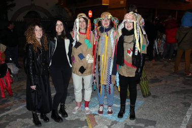 El pasado fin de semana Huarte celebró sus fiestas de Carnaval. La cámara de ¡Click! se acercó la tarde del sábado para disfrutar con los vecinos de la kalejira, que partió desde San Esteban y contó con la participación de los grupos culturales de Huarte. Los personajes propios de esta localidad -Tipulón, minervas y kemakulos- junto a los txatxos y el zanpantzar, convirtieron la jornada en una auténtica fiesta en la calle.