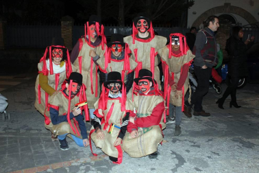 El pasado fin de semana Huarte celebró sus fiestas de Carnaval. La cámara de ¡Click! se acercó la tarde del sábado para disfrutar con los vecinos de la kalejira, que partió desde San Esteban y contó con la participación de los grupos culturales de Huarte. Los personajes propios de esta localidad -Tipulón, minervas y kemakulos- junto a los txatxos y el zanpantzar, convirtieron la jornada en una auténtica fiesta en la calle.