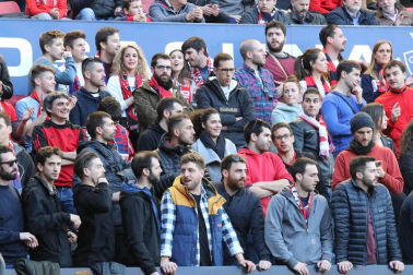 Fotos del búscate en la grada del Osasuna - Nàstic
