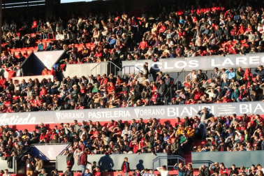 Fotos del búscate en la grada del Osasuna - Nàstic