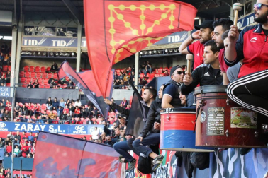 Fotos del búscate en la grada del Osasuna - Nàstic