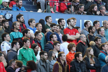 Fotos del búscate en la grada del Osasuna - Nàstic