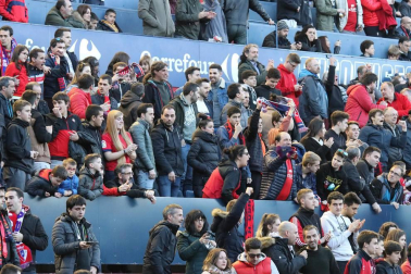 Fotos del búscate en la grada del Osasuna - Nàstic