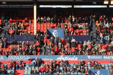 Fotos del búscate en la grada del Osasuna - Nàstic