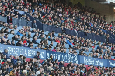 Fotos del búscate en la grada del Osasuna - Nàstic